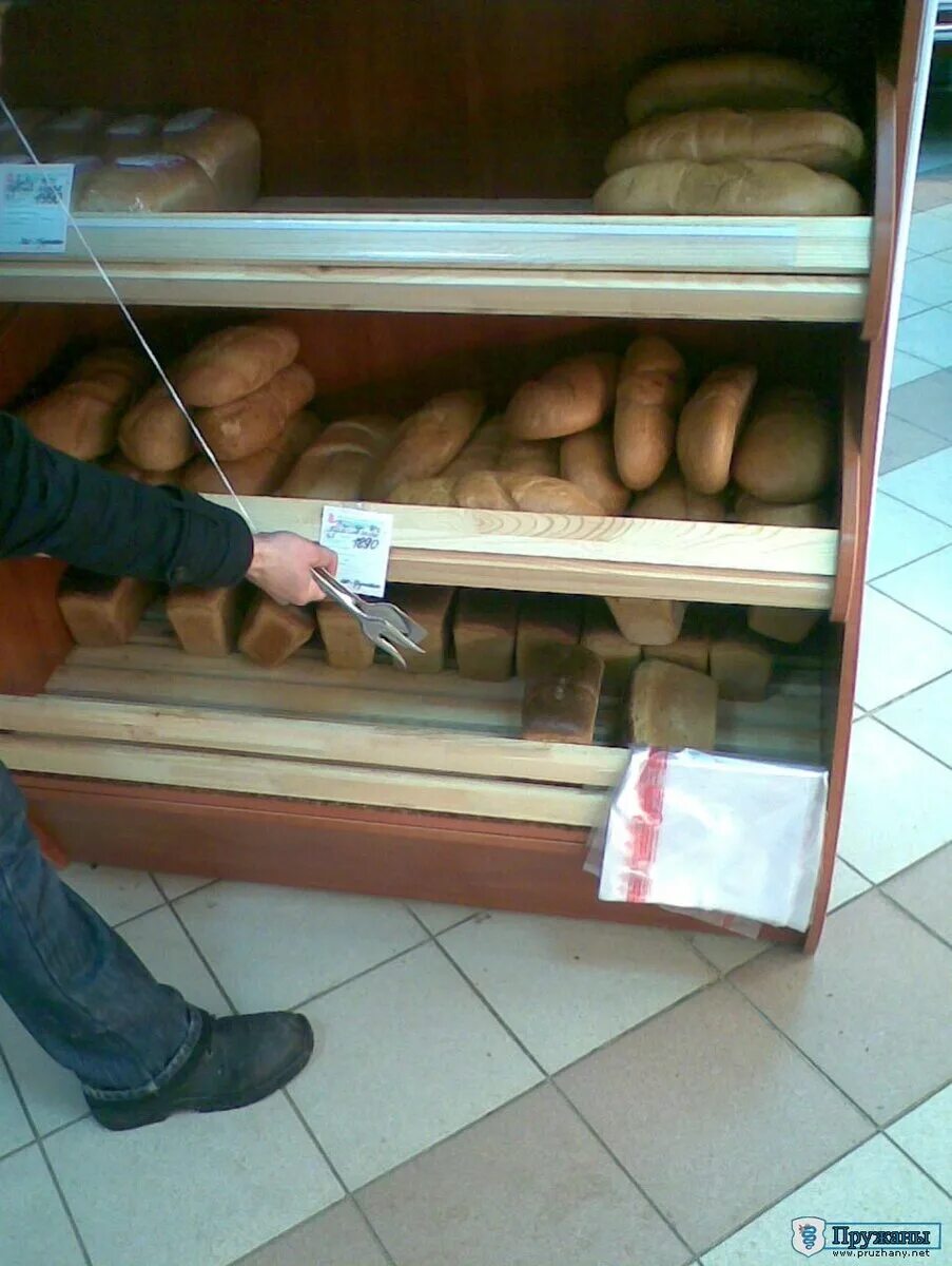 Сходи за хлебом магазин. Хлеб в магазине. Вилка в хлебном магазине. Вилка для хлеба булочная. Советский магазин хлеб.
