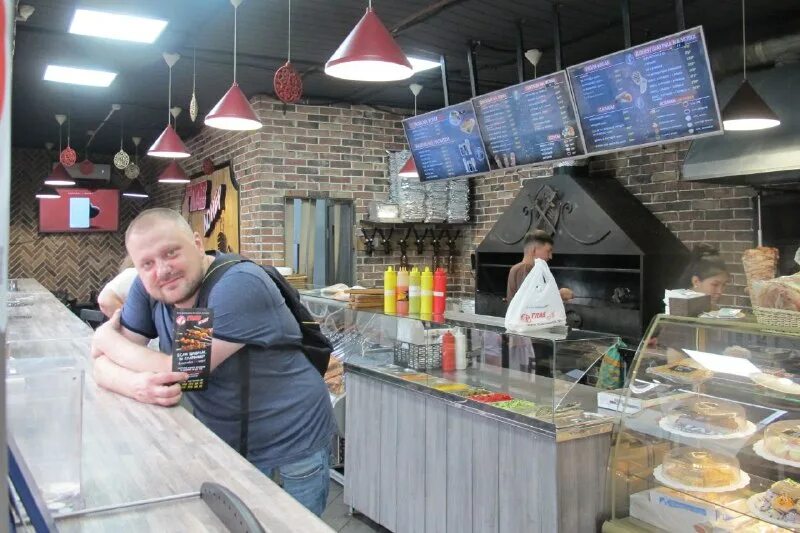 шашлык на углях на белом фоне. быстрое питание главдонер. главдонер реутов.