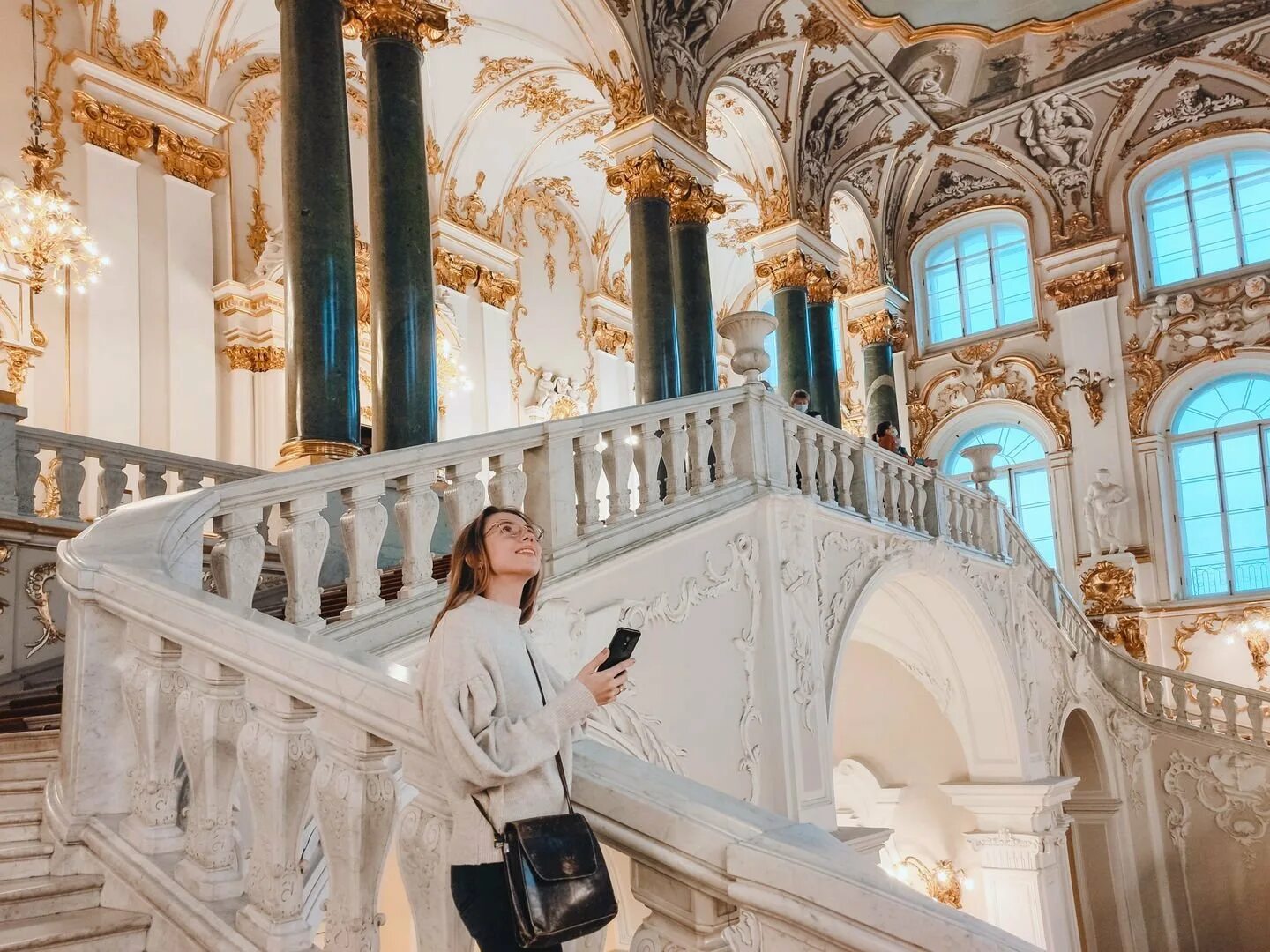 Экскурсовод эрмитаж. Эрмитаж санкт-петербург экскурсии. экскурсии в питере эрмитаж. владимирский дворец эрмитажа лестница. экскурсия по эрмитажу зимний дворец.