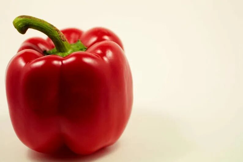 Capsicum. Перец capsicum annuum. перец красный сладкий. большой красный перец. срез перца красного.