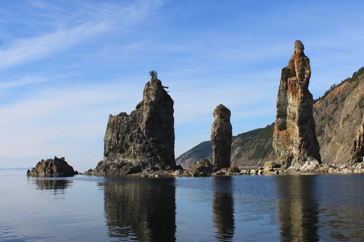 Камни дальнего востока. Остров сахалин дальний восток. Лазовский судзухинский заповедник дальнего востока. Пирамидки мыс вятлина. Бухта красной гальки приморский край, владивосток.