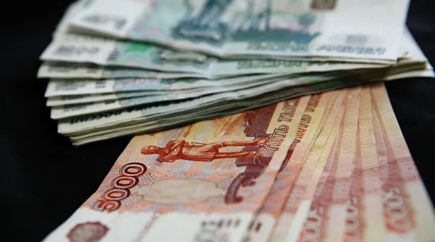 Передает деньги. Задолженность по зп. 400 рублей купюра. Деньги российские эстетика. Серая зарплата круглый стол.