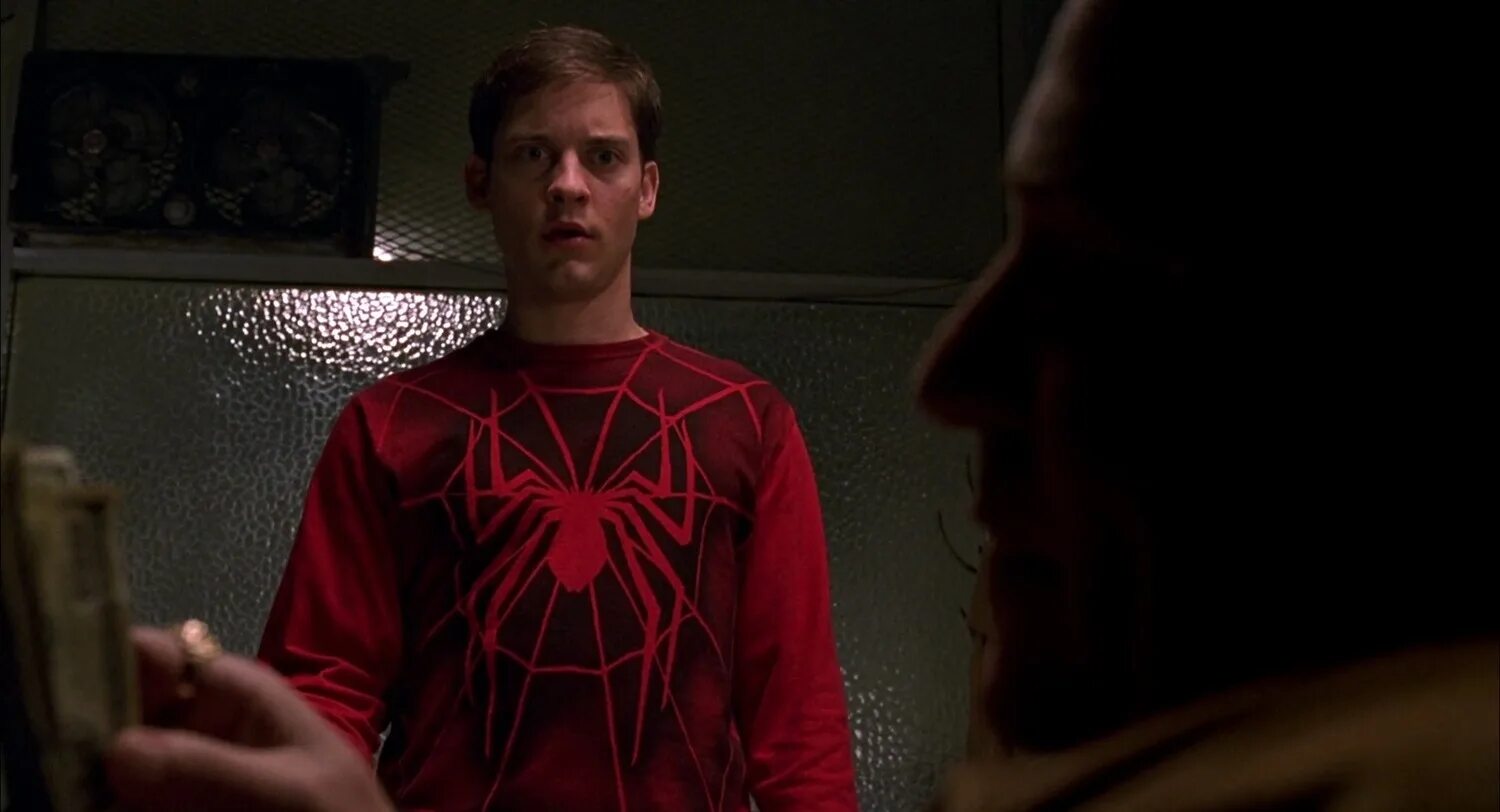 Человек паук 2002 Паркер. Тоби Магуайр человек паук 2002. Питер Паркер человек паук 1.