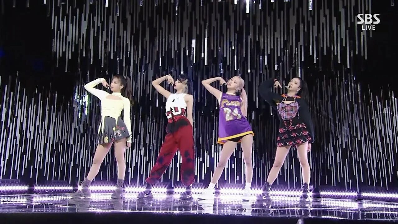 Блэк пинк квинка танец. Блэк пинк pretty savage. blackpink pretty savage rose выступление 2025. blackpink 2025 pretty savage. блэк пинк 2025 pretty savage.