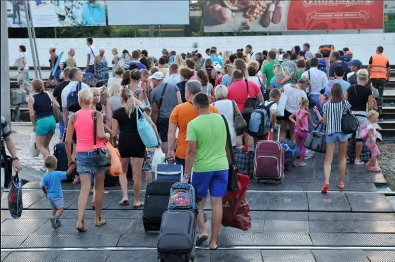 В крым ехать опасно летом. Туристы в Крыму. Толпа туристов. Много туристов. Поток туристов в Крыму.