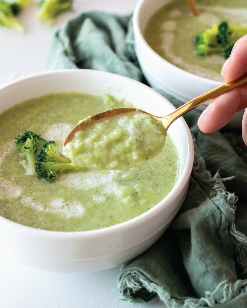 Суп с брокколи и сливками. Cream of Broccoli Soup. Крем суп из брокколи бежевый. Крем суп из брокколи бежевый с поварежкой. Broccoli Soup.