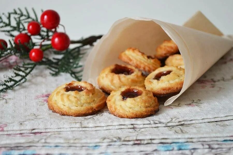Песочное печенье со сливочным маслом рецепт. Песочное печенье курабье. Восточная сладость курабье Бакинское. Печенье курабье с джемом. Песочное печенье с вареньем курабье.