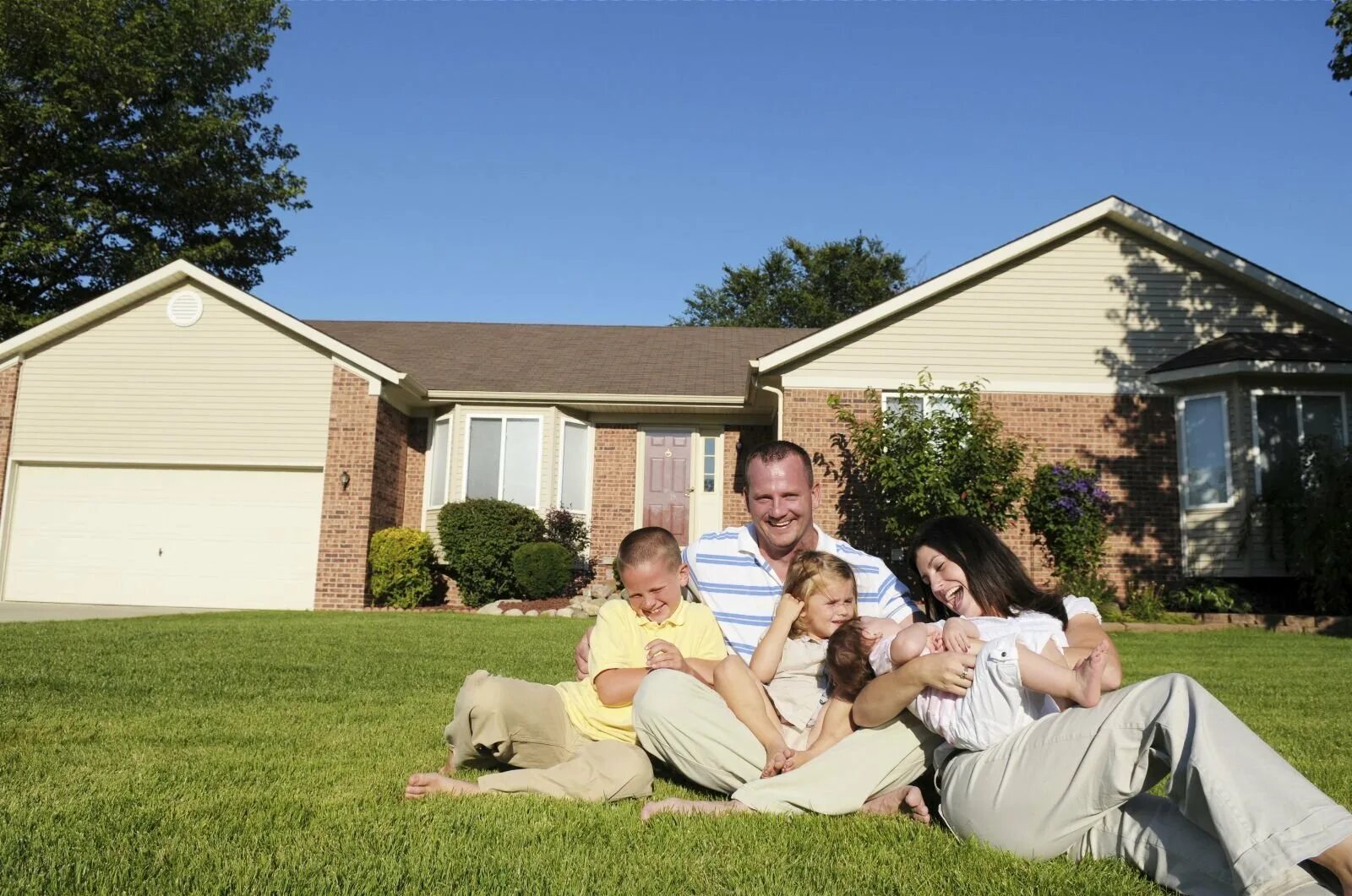 Single family. Семья, дом. Семья в загородном доме. Счастливая семья. Счастливая семья в доме.