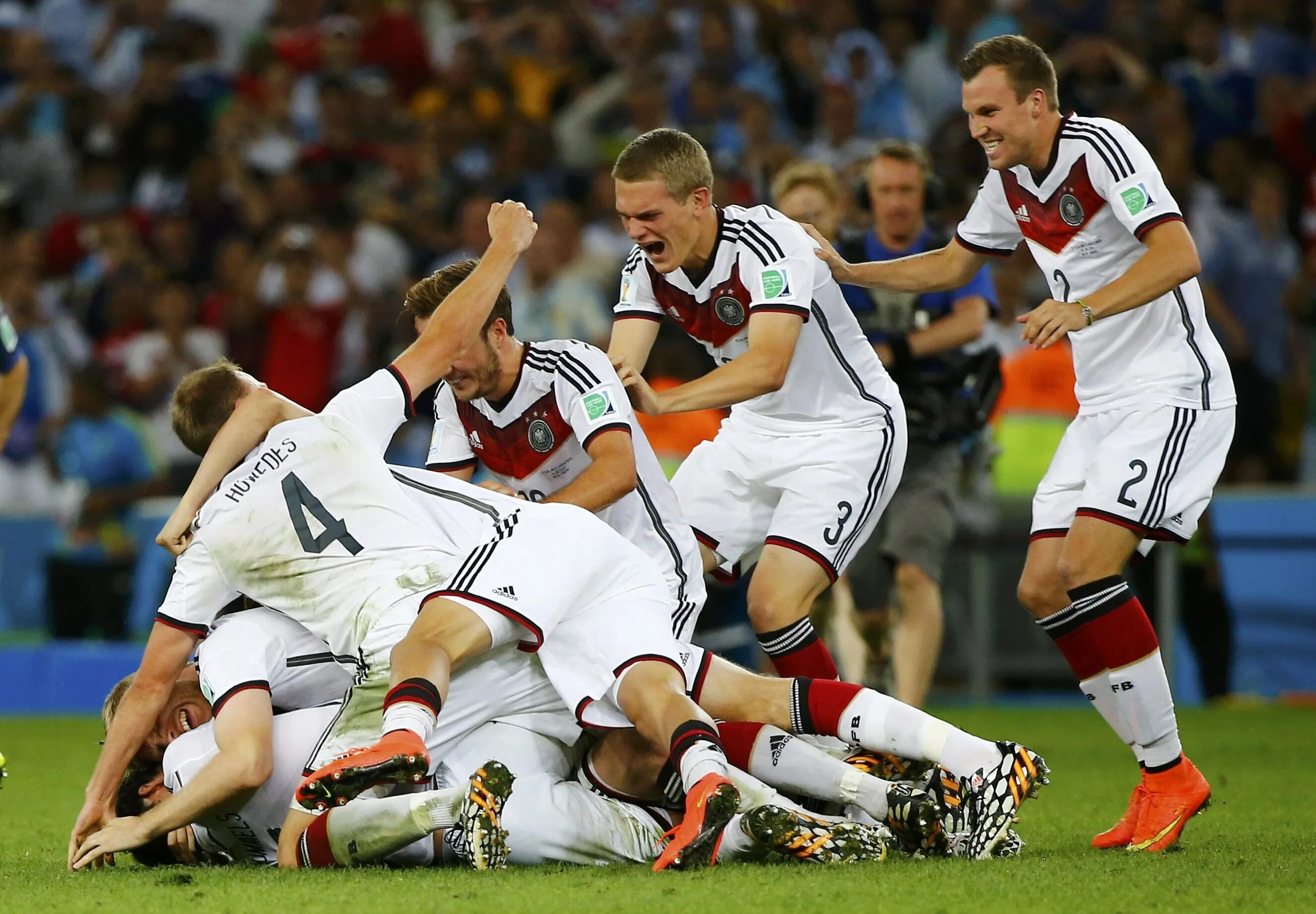 Футбол в Германии. Немцы футбол. Спорт в Германии футбол. Германия футбол сборная.