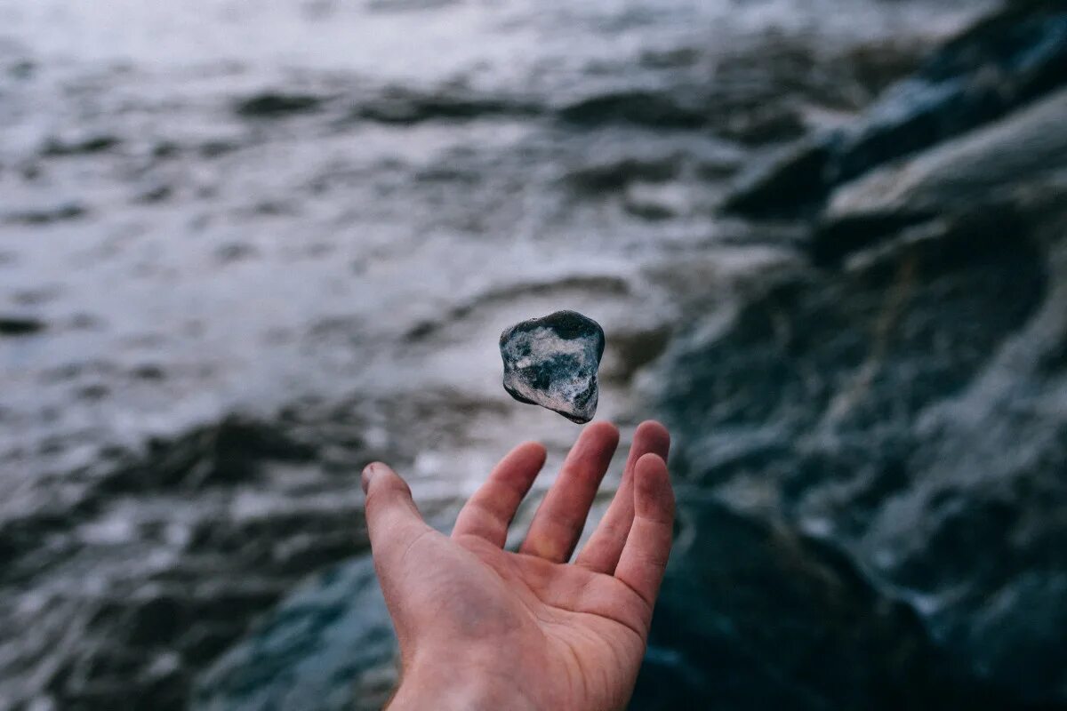 Песни камень и вода. Камень в руке. Камни в воде. Камень брошенный в воду. Камень брошенный в море.