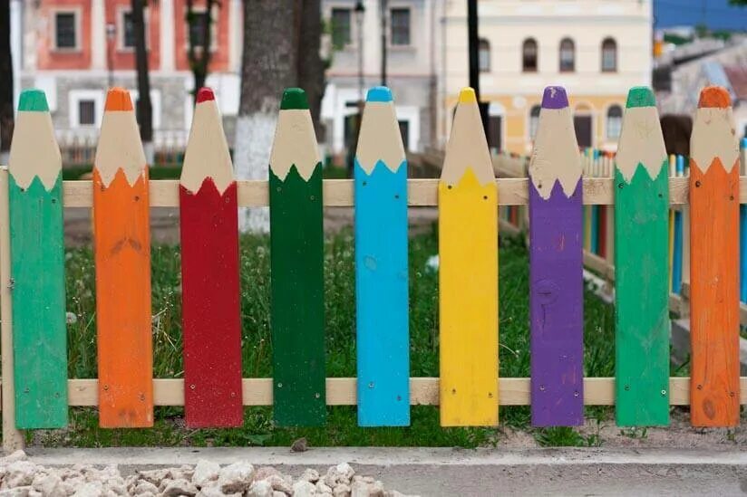 Покрасить столбы. Заборчик карандаши. Забор в виде карандашей. Заборчик для клумбы в детский сад. Забор для детского садика.
