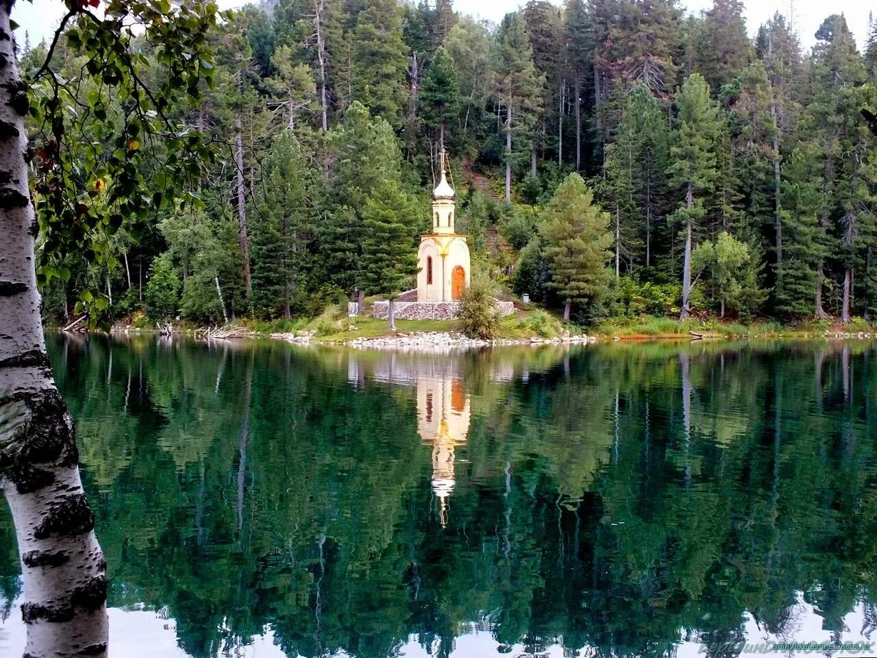 Тёплые озёра на Байкале Выдрино. Изумрудное озеро Выдрино. Часовня Изумрудное озеро Выдрино. Озеро Изумрудное Иркутская. Турбаза теплые озера