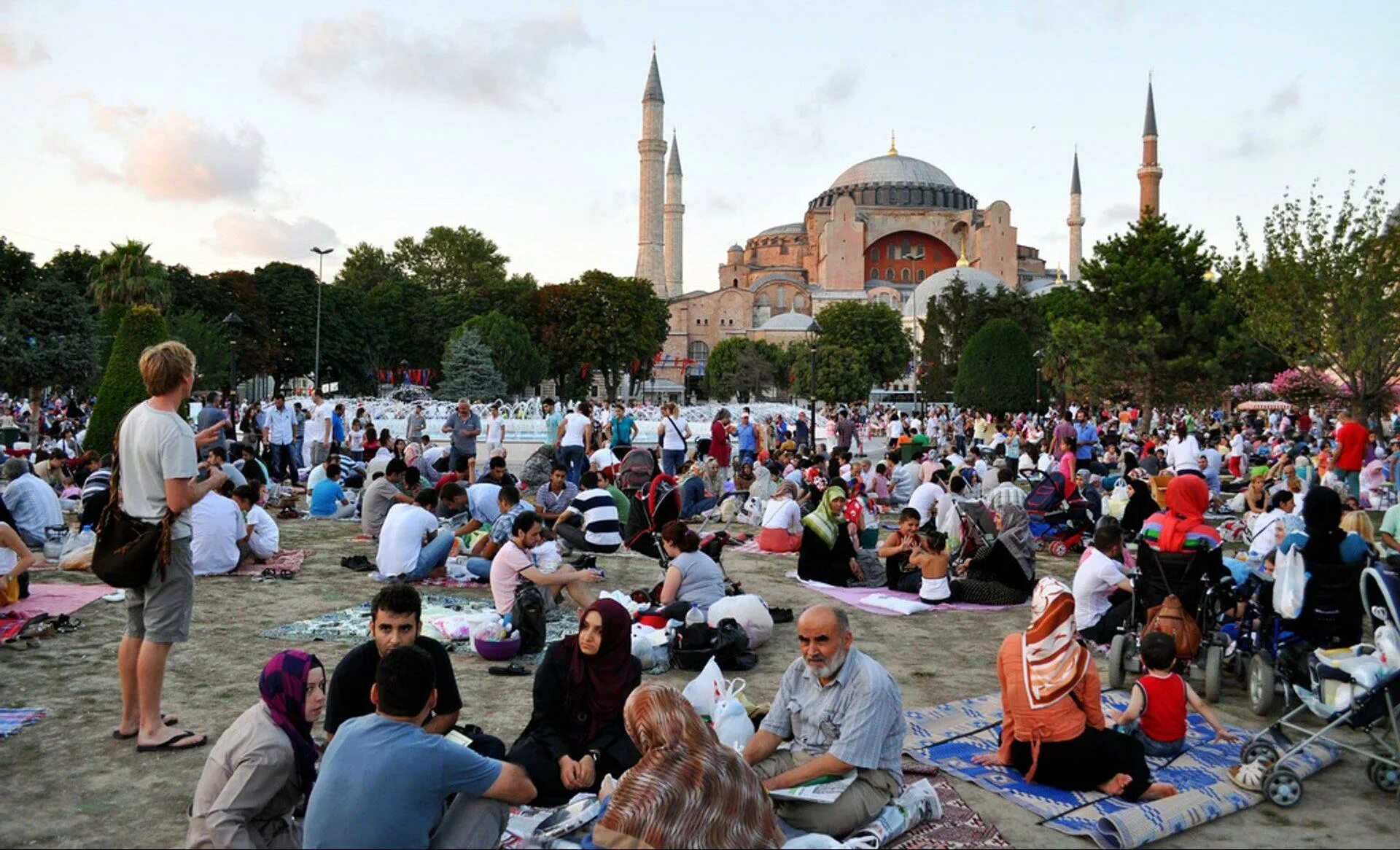 Ураза в стамбуле. Ифтар в Турции. Ифтар в Стамбуле. Рамазан в Турции. Праздник Рамазан Стамбул.
