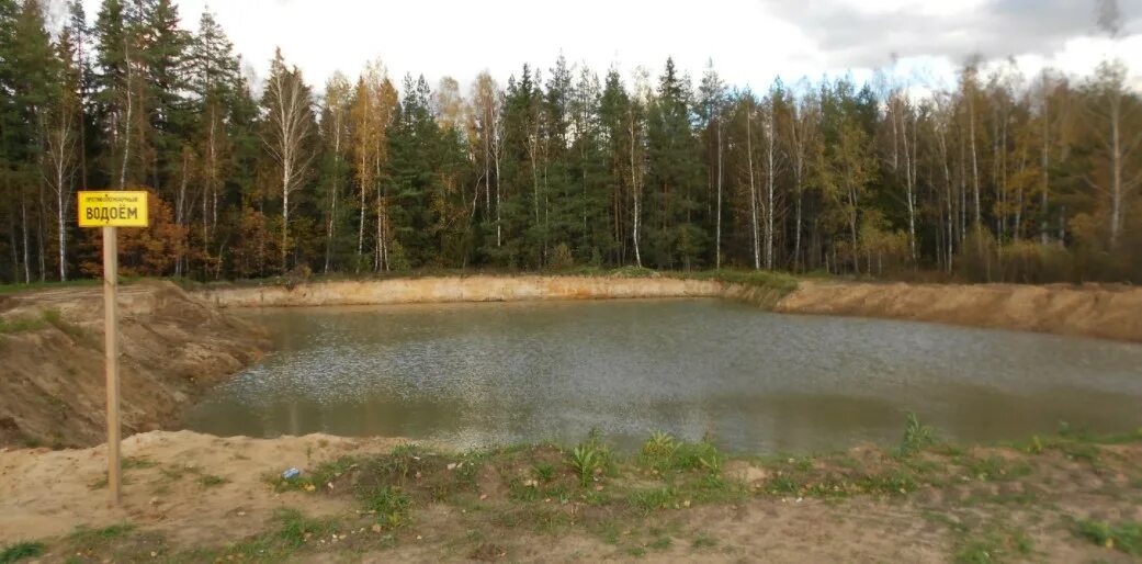 Пожарный водоем. Противопожарный пруд. Противопожарный водоем в лесу. Противопожарные водоемы в лесах. Подъезды к водоемам