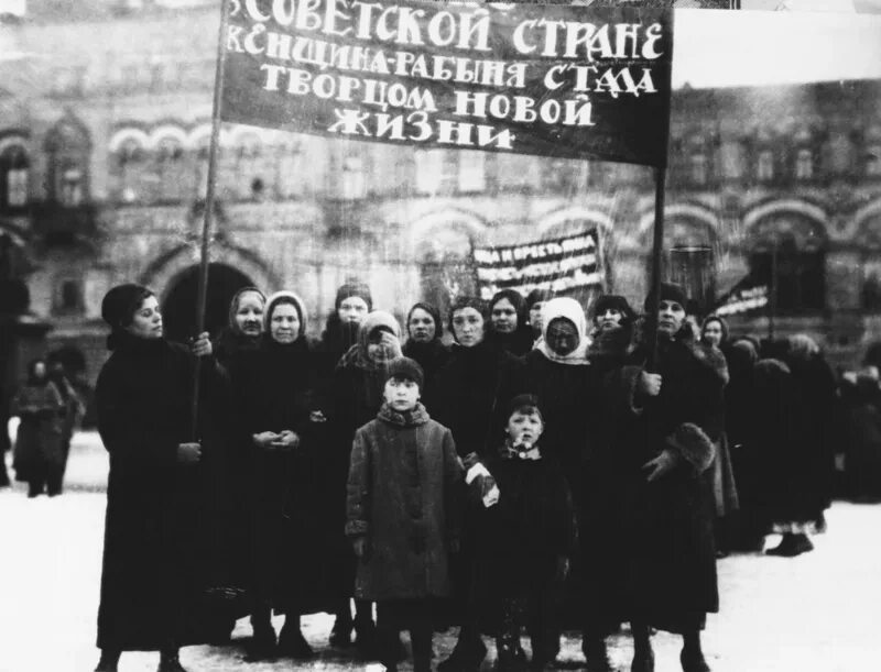 Женщина после революции. Февральская революция 1917 манифестация женщин. Революция женщин 1917 года Россия. Петроград 1917 год женщины.