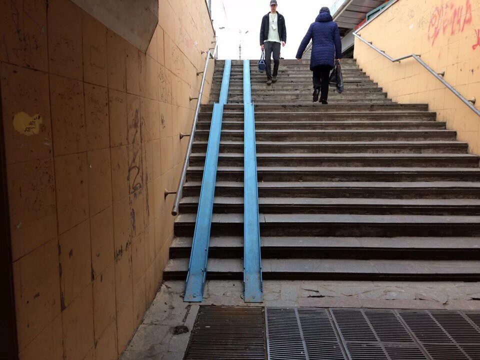Удлиненный переход. Пандус в подземном переходе. Лестница в метро. Пешеходный пандус. Пандус в метро.