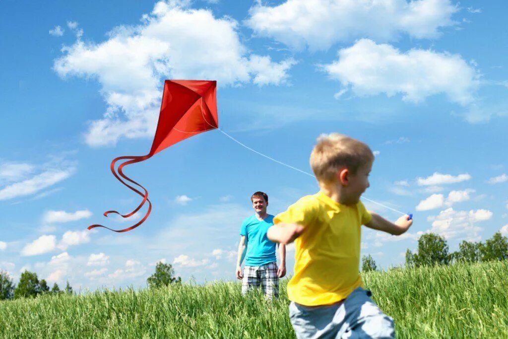 Kid flying. Запускать воздушного змея. Ребенок с воздушным змеем. Дети запускают змей. Лето воздушный змей.