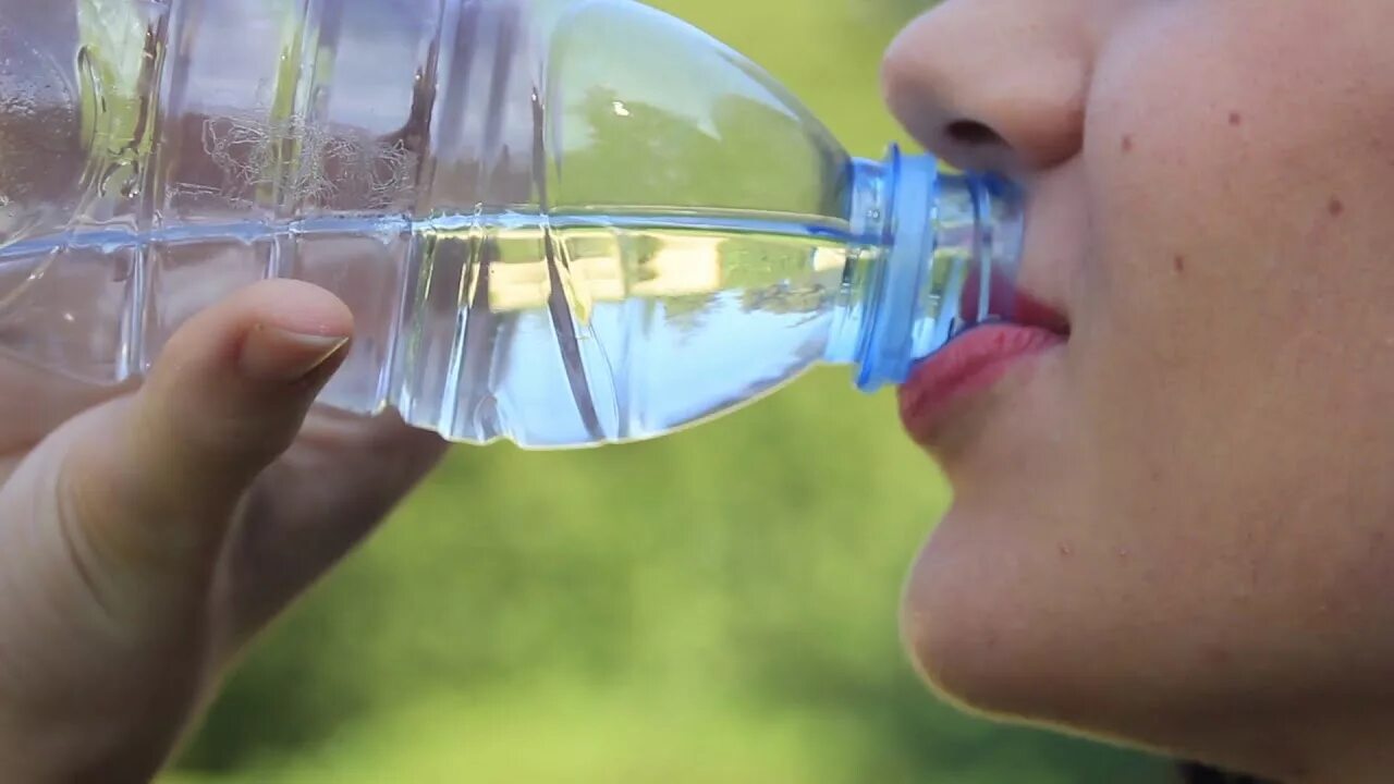 Вечерами хочется пить воду. Вода и человек. Вечерами хочется пить воду. Пить воду. Жажда человека.