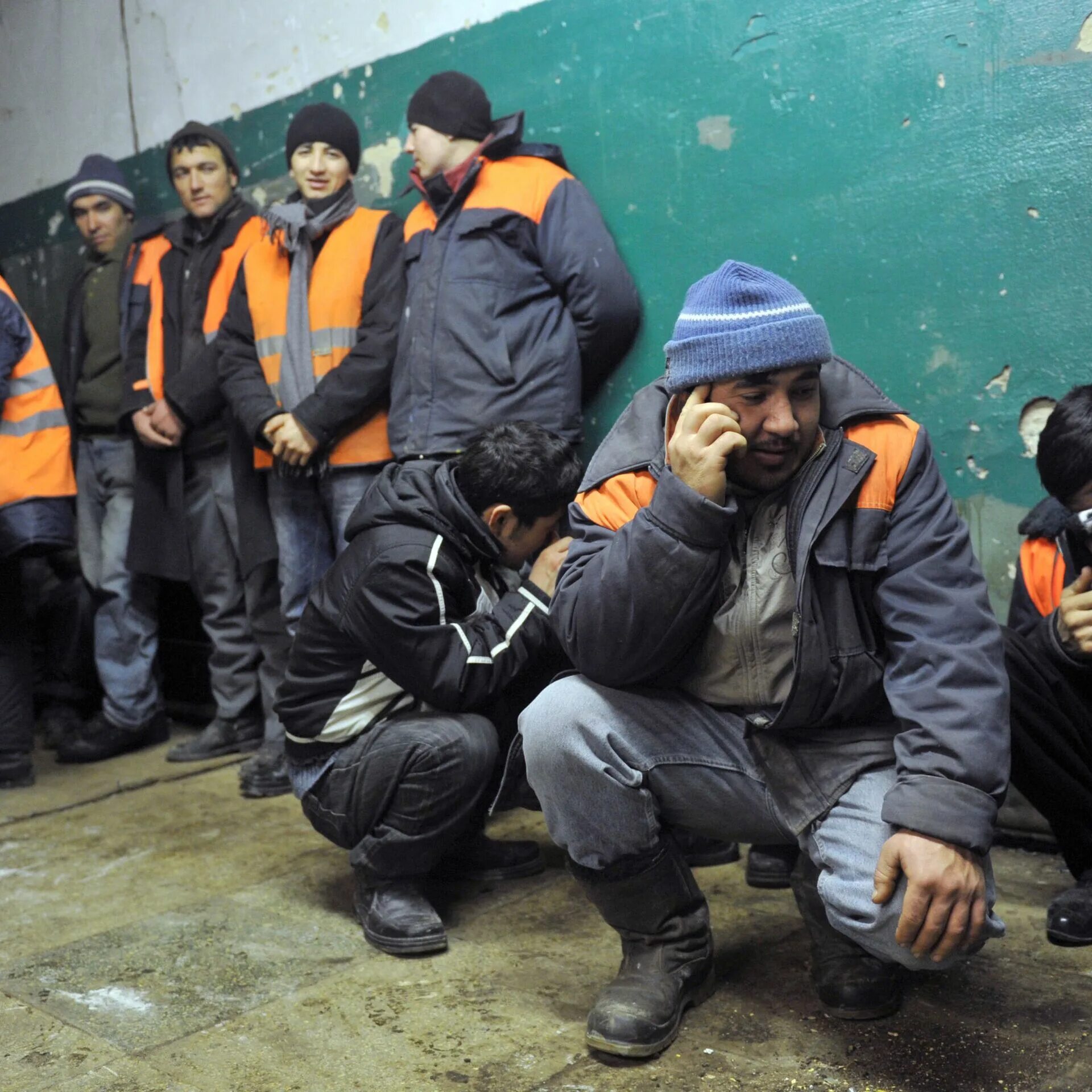 Рабочие на стройке. Строитель гастарбайтер. Мигранты на стройке. Рабочие иммигранты. Трудовые мигранты.