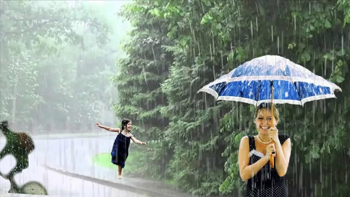 Веселый дождь города. Человек под зонтиком. Дождливый летний день. Дождливое лето. Под летним дождем.