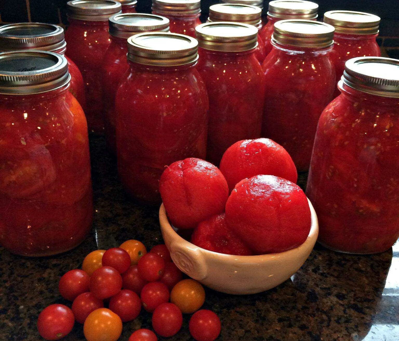 Сок помидоры самый вкусный рецепт. Томатный сок на зиму. Сок из помидор на зиму. Томат сок на зиму. Домашний томатный сок на зиму.