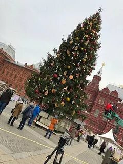 Где стоит главная елка