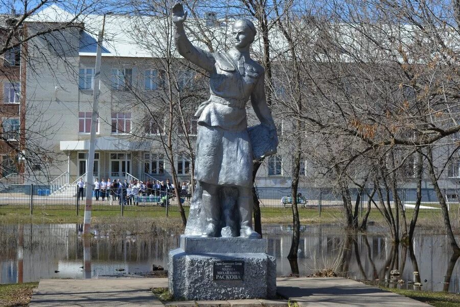 М расковой энгельс. Памятник Марине Расковой. Памятник Марине Расковой в Энгельсе. Памятник Расковой в Саратове. Сквер Марины Расковой Энгельс.