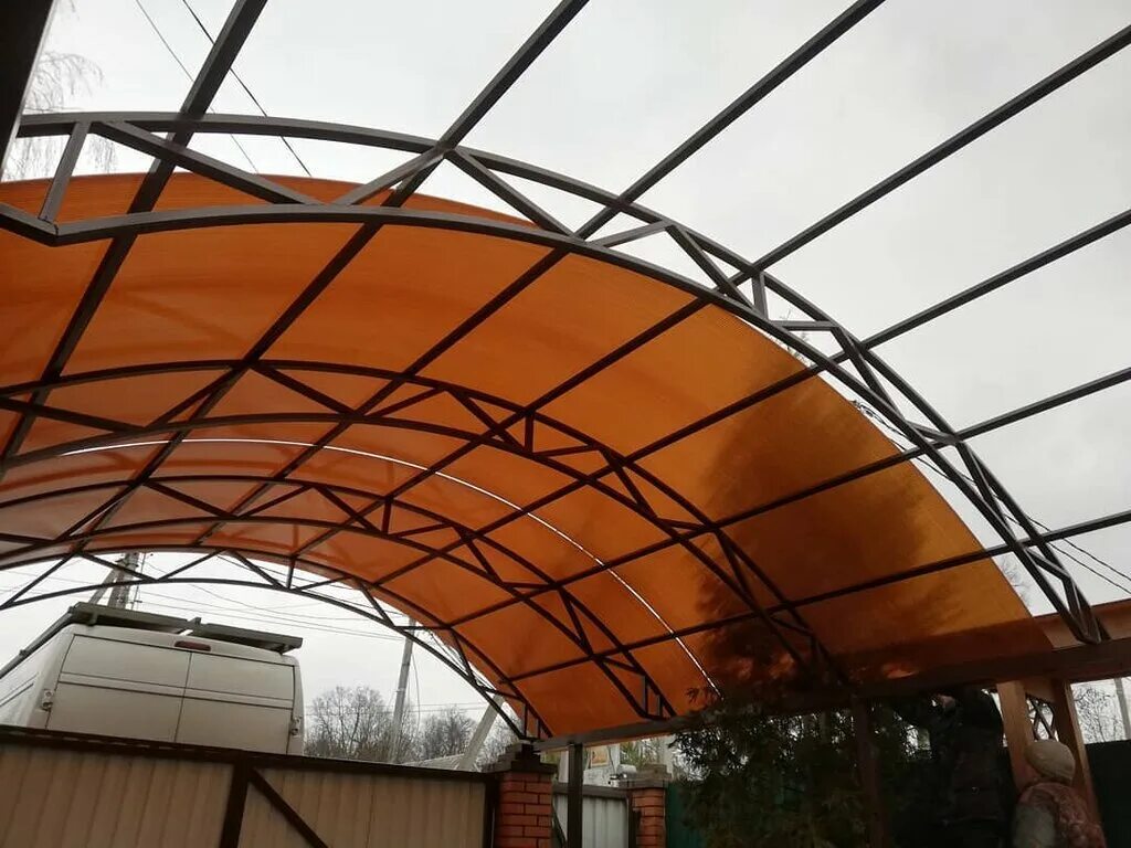 двухуровневый полуарочный навес. монтаж навеса. навесы новгород. металлоконструкции навесы. консольный навес.