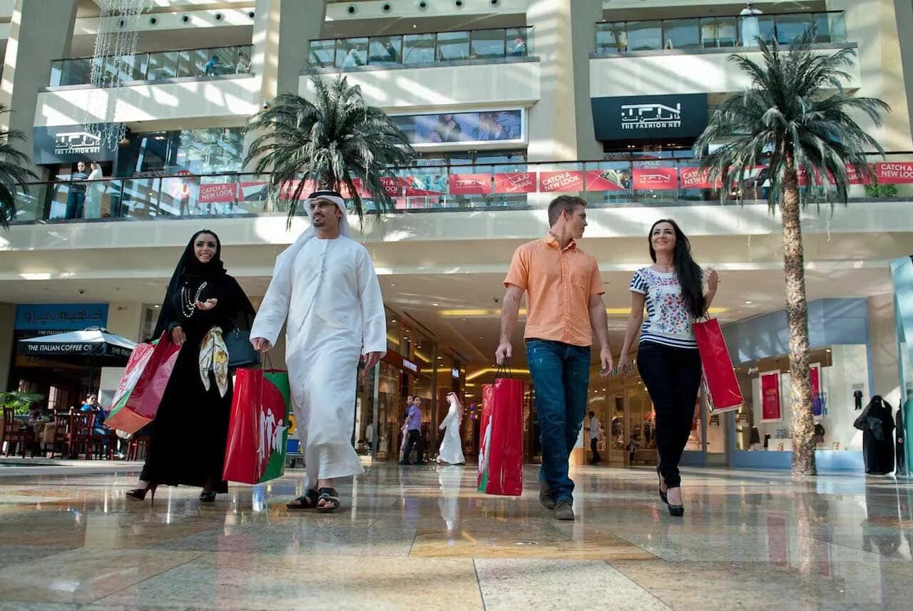 Арабские эмираты новости на сегодня. ОАЭ Dubai shopping Mall. Дубай Молл дресс код. Абу Даби одежда для туристов. Дубай шоппинг фестиваль 2022.