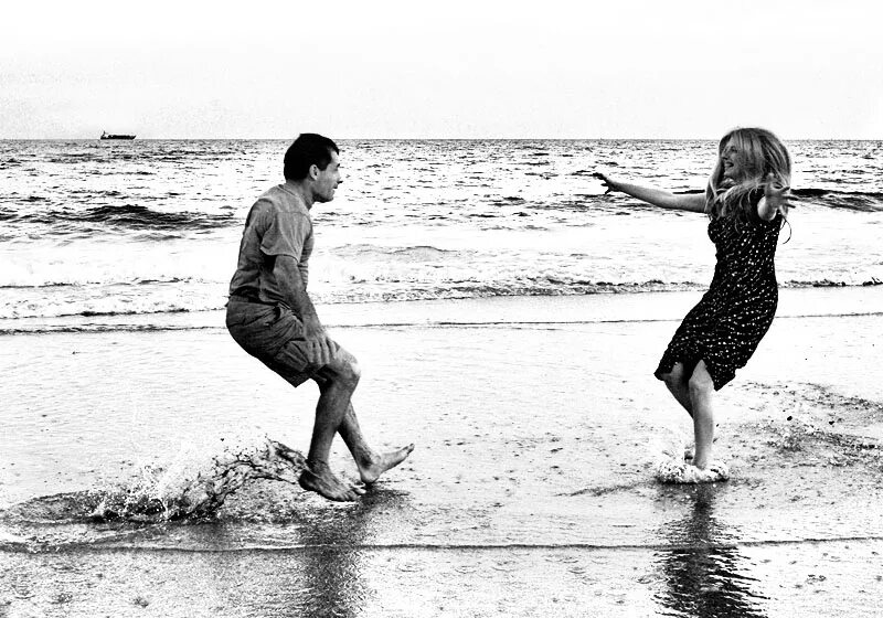 Игрушки для мужчин. Идти навстречу другу. Влюбленные на дороге. Навстречу к другу часть речи. Идут навстречу друг другу.