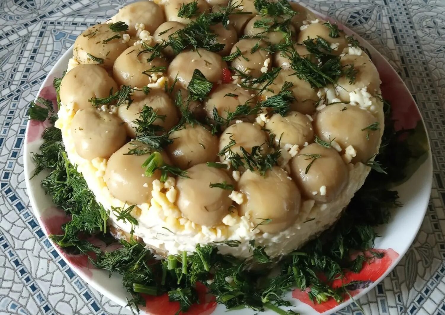 Полянка с шампиньонами и курицей. Салат грибная Полянка с шампиньонами. Салат Лесная Поляна с опятами. ТТК салат грибная Поляна. Салат Полянка с шампиньонами.