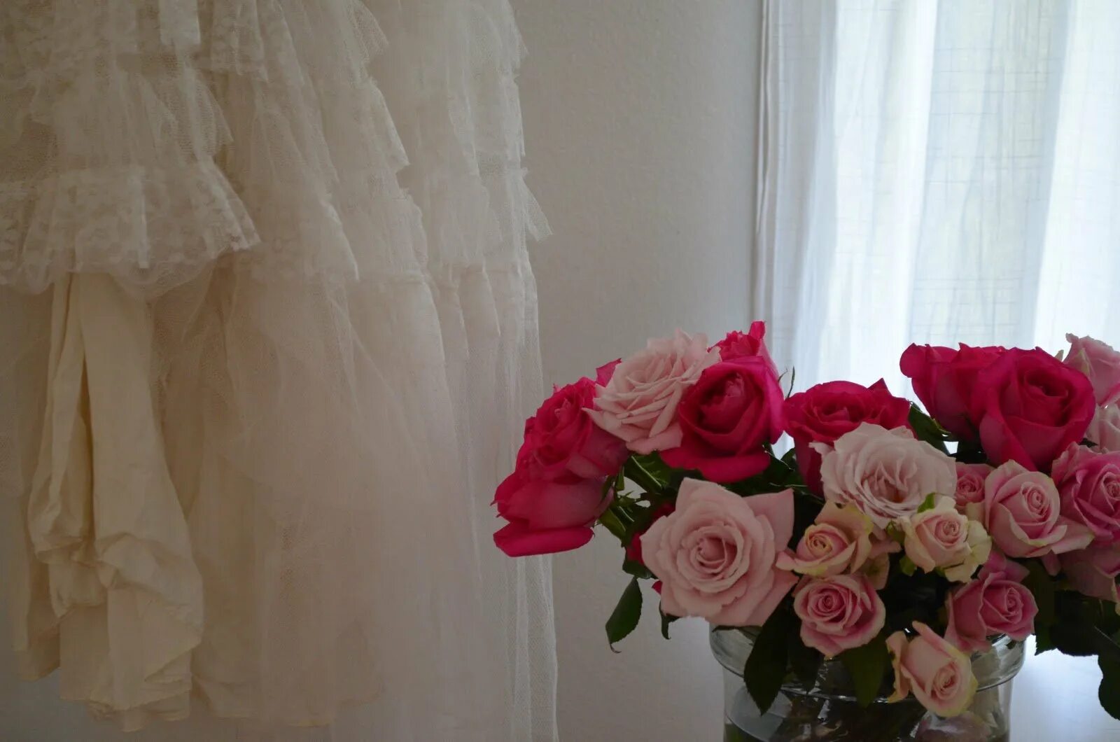 Букет цветов на подоконнике. Огромный букет роз в квартире. Букет цветов в комнате. Искусственные цветы в интерьере спальни. Букет цветов в комнате.