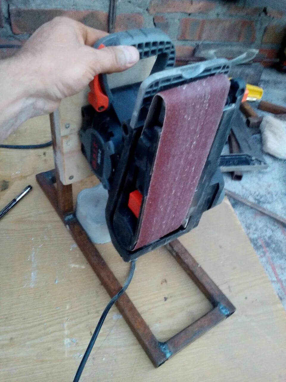 Гриндер из макиты 9911. Гриндер из makita 9404. Гриндер из ленточной шлифмашинки макита. Шлифовальный станок из ленточной шлифмашины wen belt sander hb3185. Гриндер из ленточной шлифмашинки.