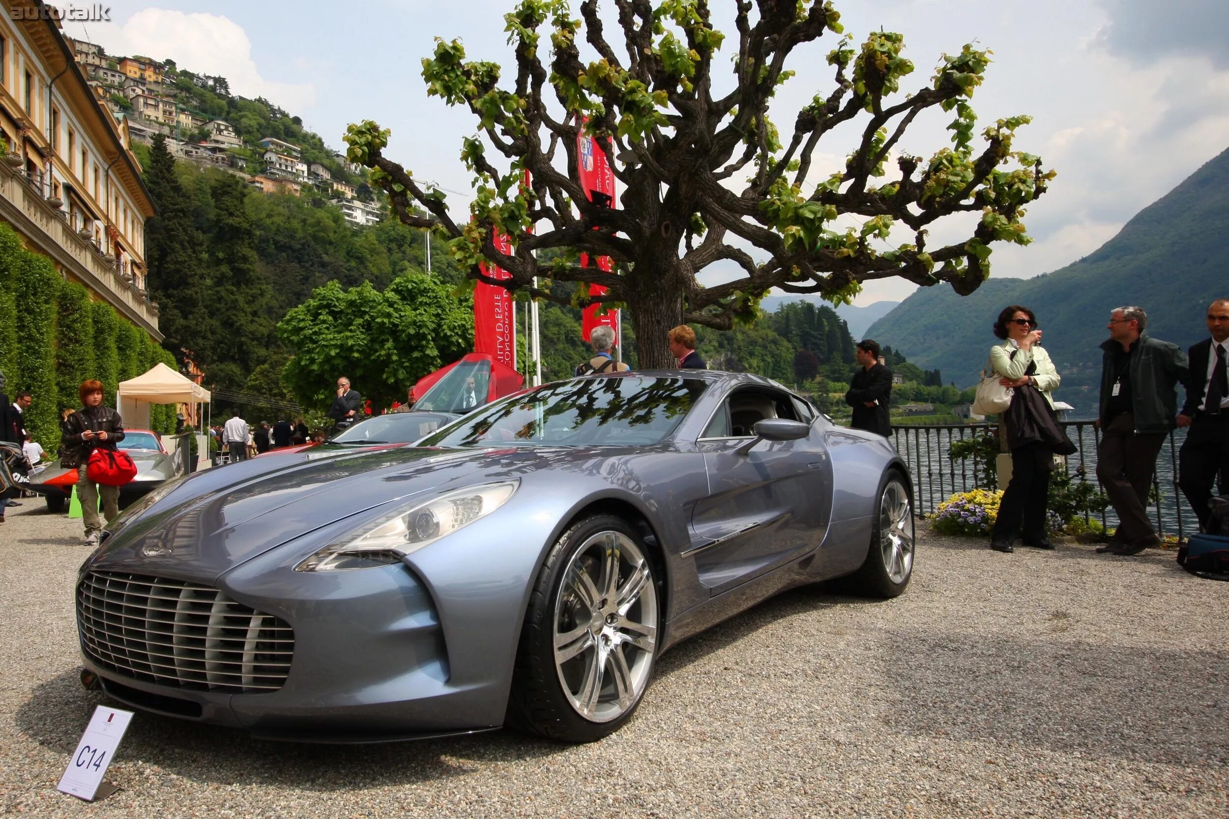 Самый крутой богатый. 2010 Aston Martin one-77. 2012 Aston Martin one-77. Aston Martin one-77 в России.