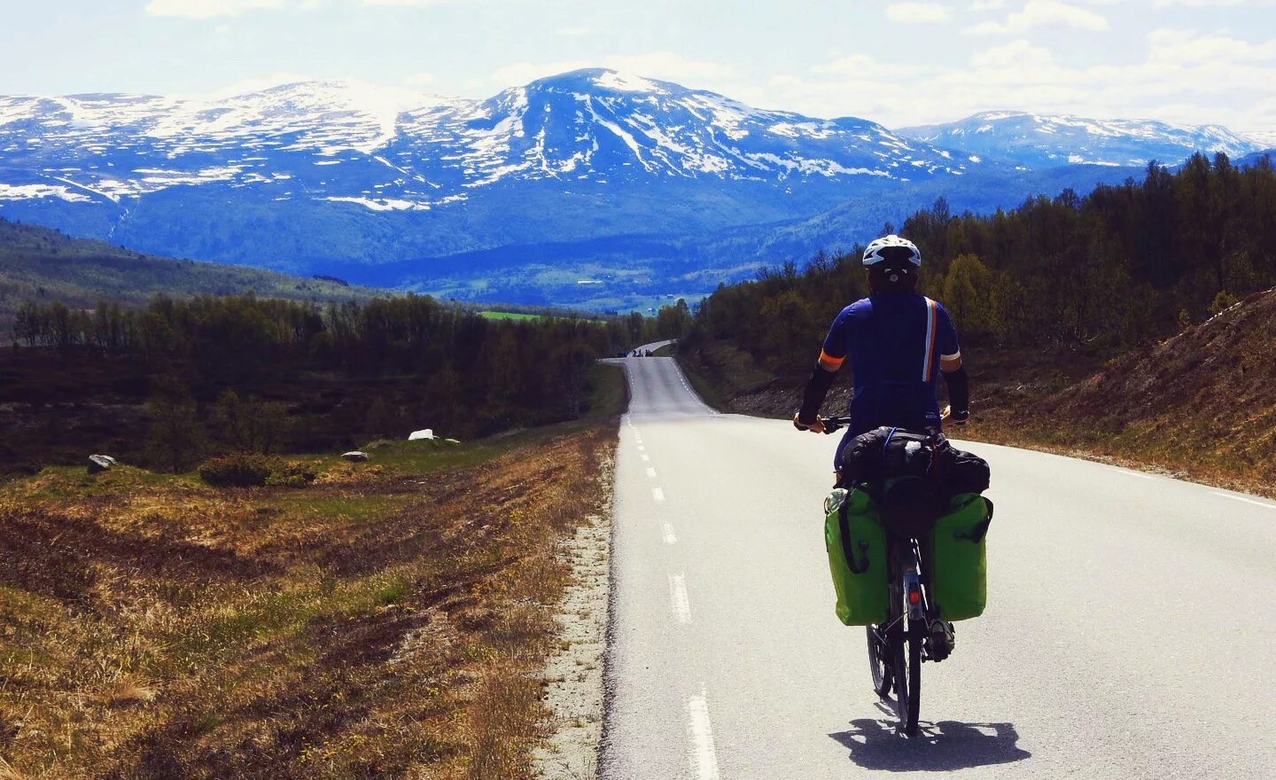 Пейзаж с людьми. Туризм картинки. Some travel. Походы на велосипеде норвегия. Some travel.