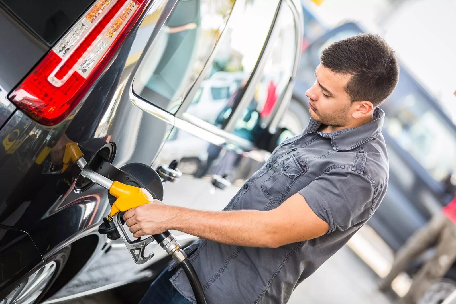 Daddy gasoline. Автомобильный бензин. Заправляет автомобиль. Заправщик автомобилей. Машину заправляют бензином.