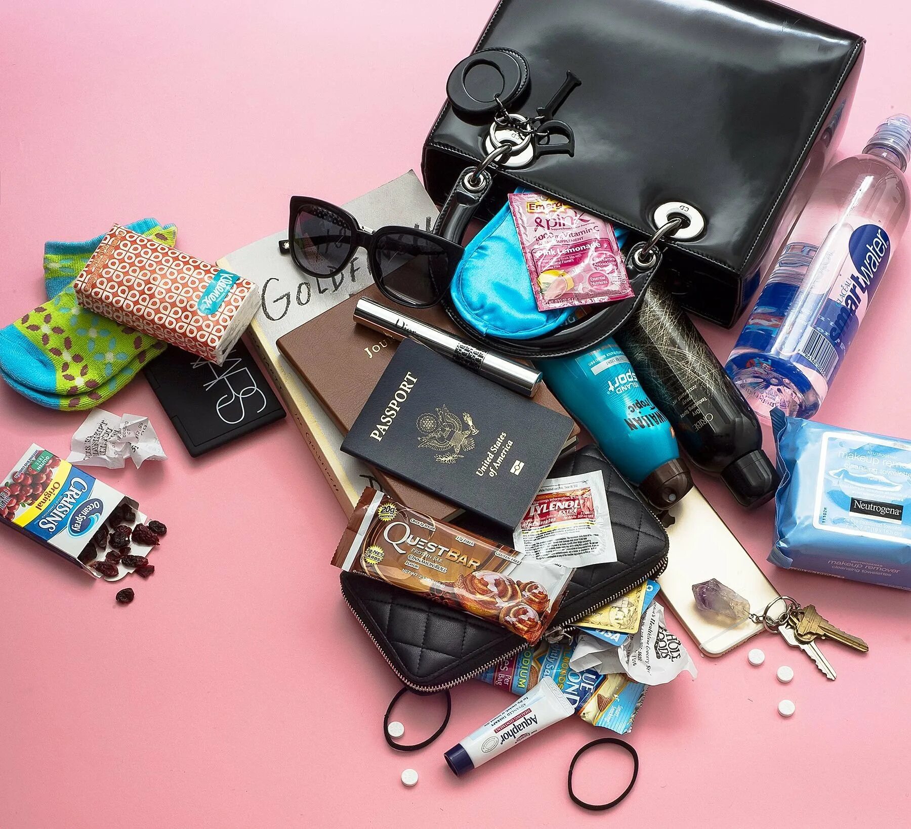 Вещи в женской сумке. Что должно быть в сумке каждой девушки. Что должно быть в сумке каждой девушки. Что должно быть в сумке каждой девушки. Женская сумочка с вещами.