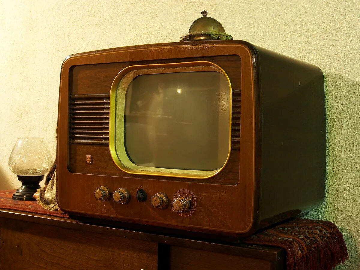 Tv old 2. Телевизор 1900 года. Старый телевизор. Старинный телевизор. Телевизорстарывй.