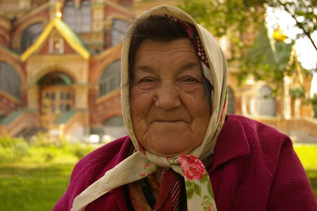 Есть ли бабушка. Пожилая женщина русская. Старушка в городе. Старенькая женщина. Бабка.