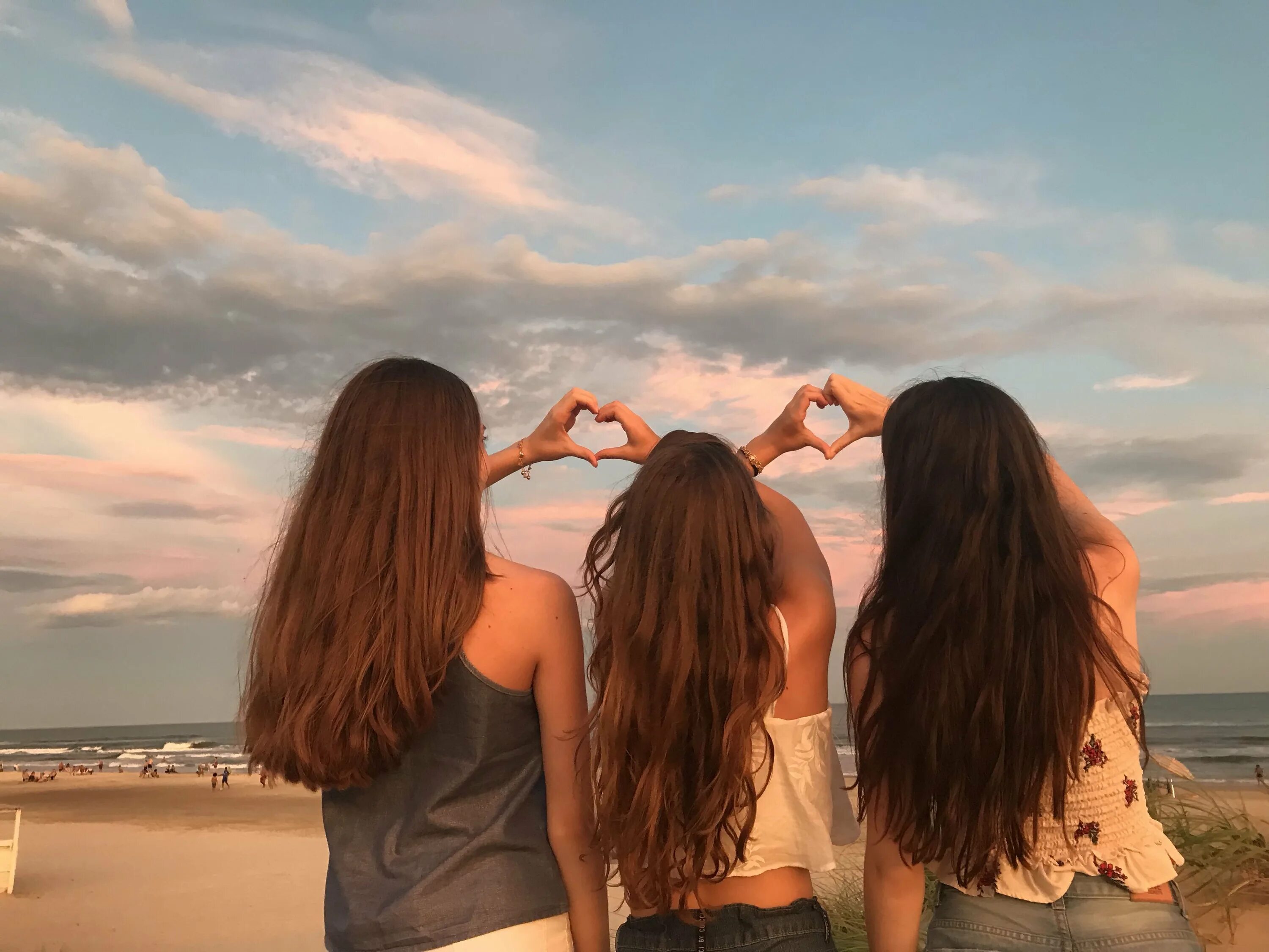 Две подруги. Красивые подруги. Три хороших девушки. Группа девушек. Красотки.