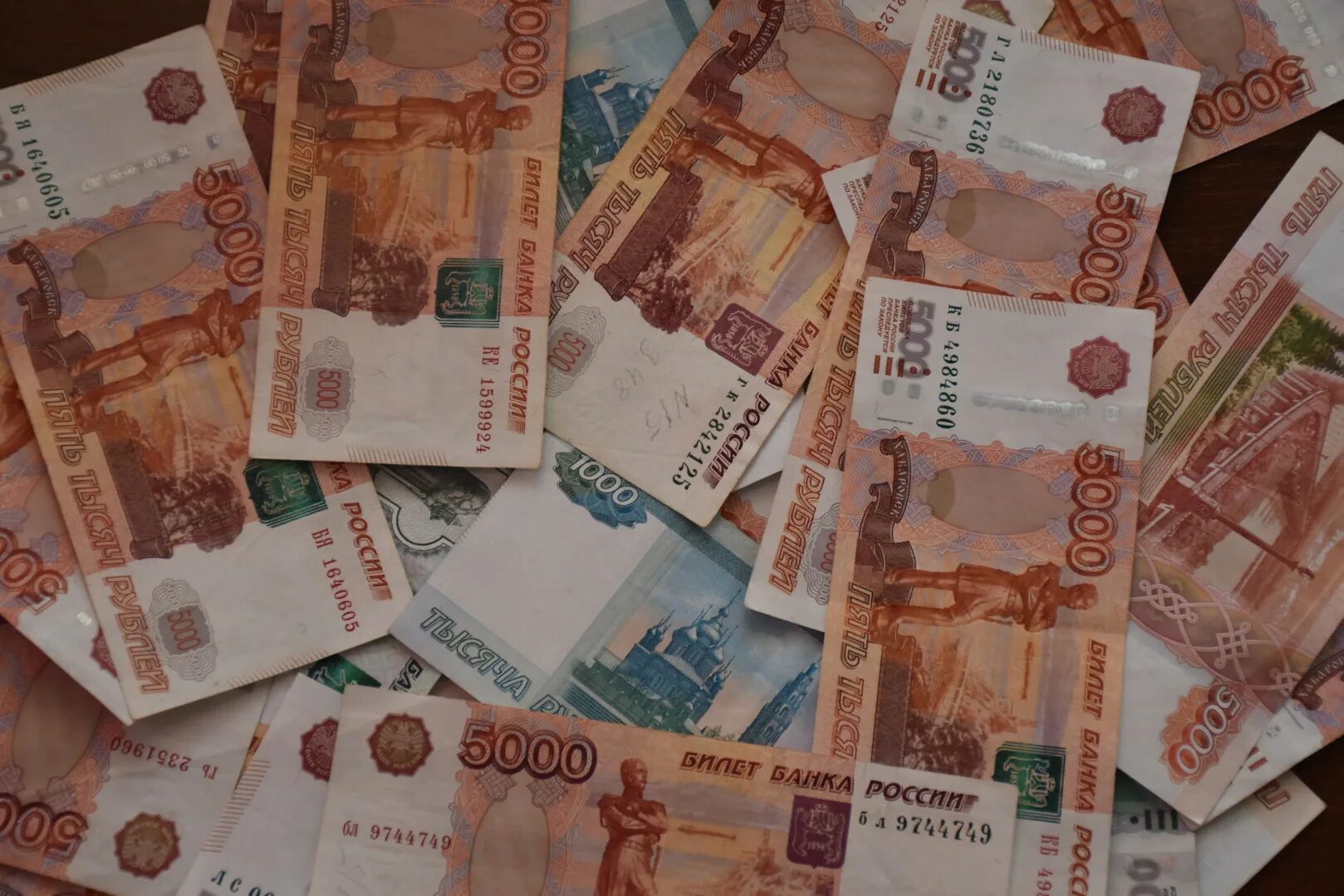 2 4 млн руб в год. 100 миллионов рублей. миллион рублей наличными. 1 млн рублей пачка. пачка рублей.