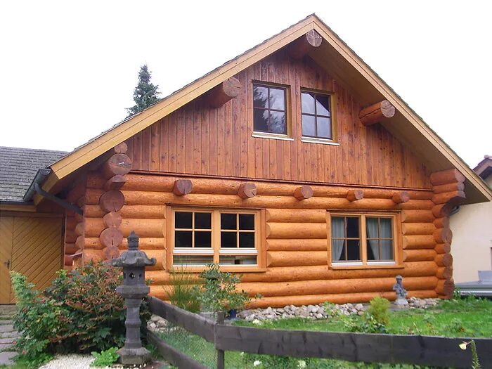 Деревянный дом из кругляка. Дом из кругляка. Рубленый дом с террасой. Сруб дома тверская область. Простой бревенчатый дом.