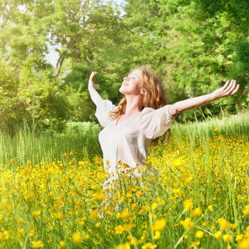 Дети прыгают от счастья. Девушка в прыжке. Счастливый ребенок. Огромный радоваться. Счастливый человек.