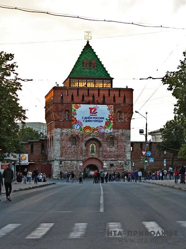 День россии в нижнем новгороде. День города Нижний Новгород площадь Минина. Площадь Минина и Пожарского день города. Площадь Минина Арсенал. Площадь Минина 1990 год.