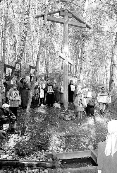 Старинное кладбище у деревни ясенец. Войно-ясенецкий большая мурта. Ключ ручей родник. Ясенецкий родник. Родник текунок валдай.