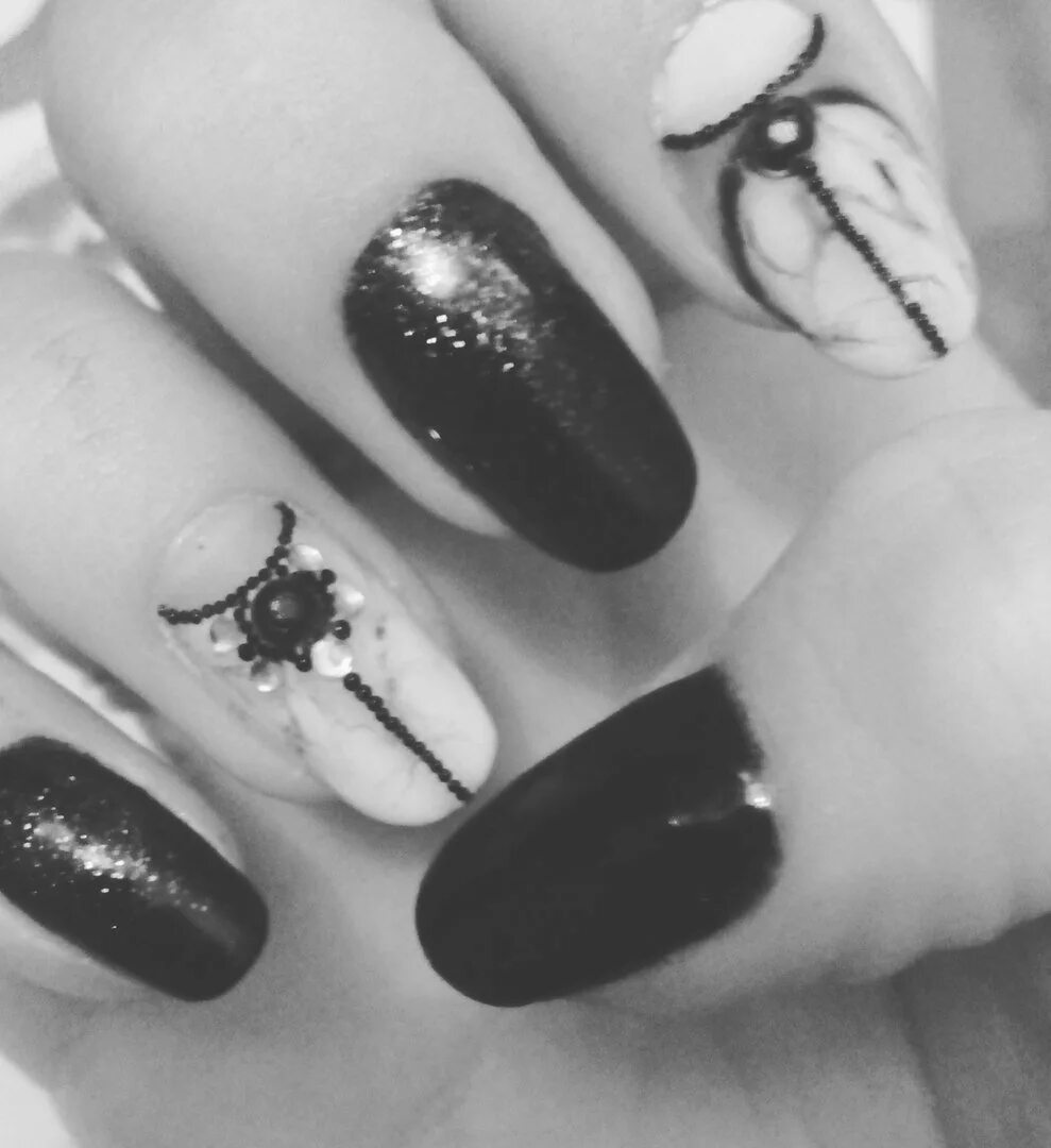 Маникюр белый с черным. Красивые ногти белые с черным. Ногти чёрные с белым. Французский маникюр черный с белым. Маникюр в черно белых тонах.