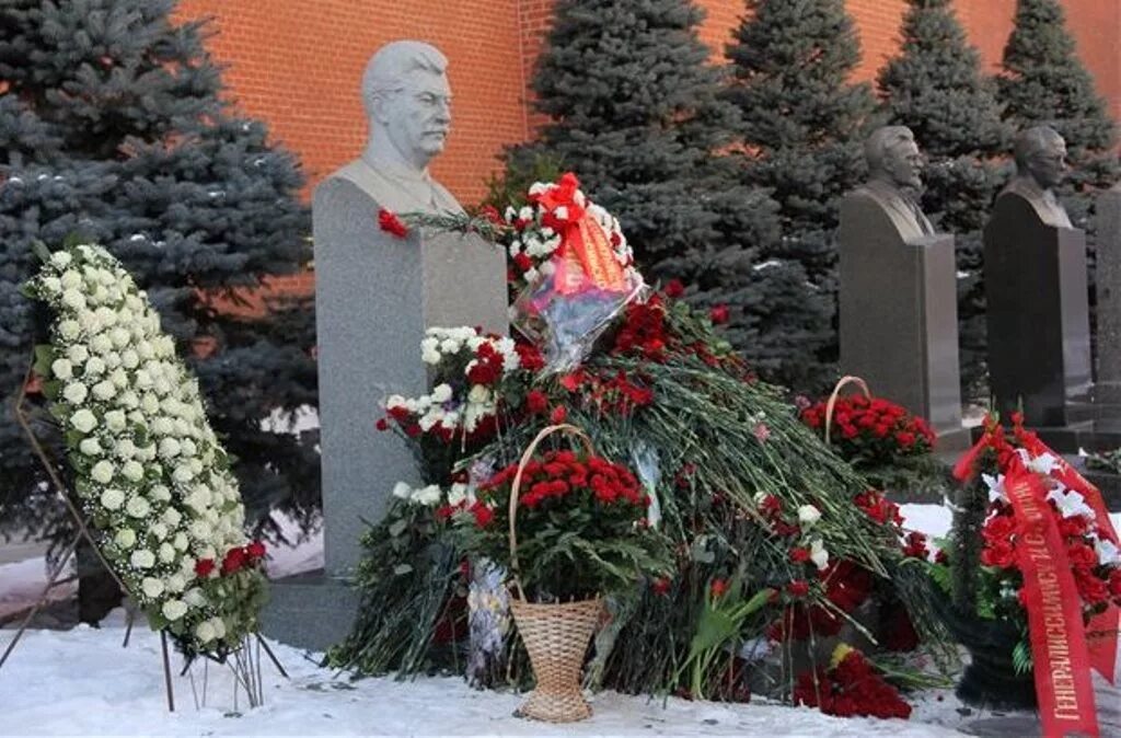 Сталин иосиф виссарионович захоронен. Сталин иосиф виссарионович могила. могила сталина иосифа виссарионовича. сталин иосиф виссарионович похороны могила. иосиф сталин могила.