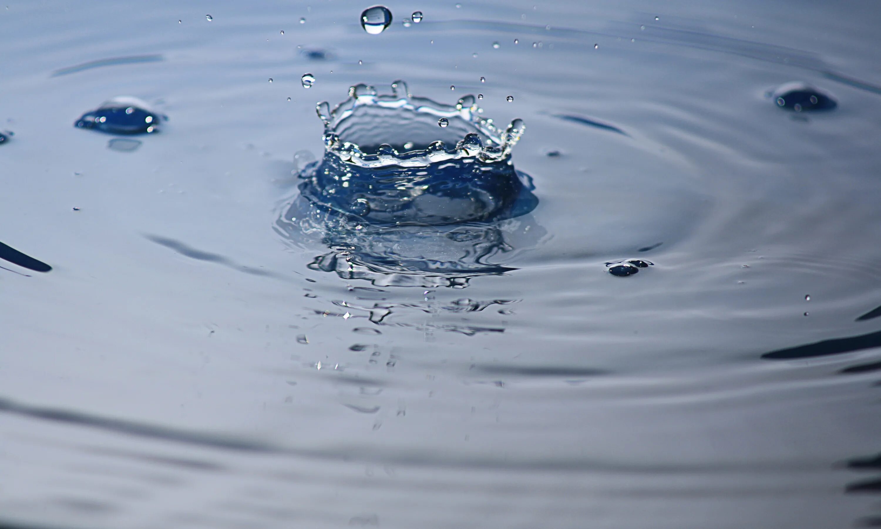 Капля воды. Капля падает в воду. Капля капает в воду. Капля воды картинки. К чему снится капает вода