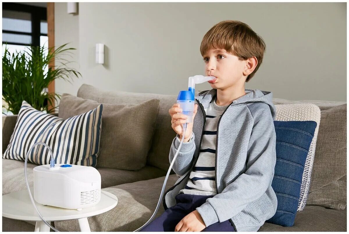 ингаляция через небулайзер. ингаляции небулайзером. небулайзерные ингаляции. что лечит ингаляция. человек с небулайзером.