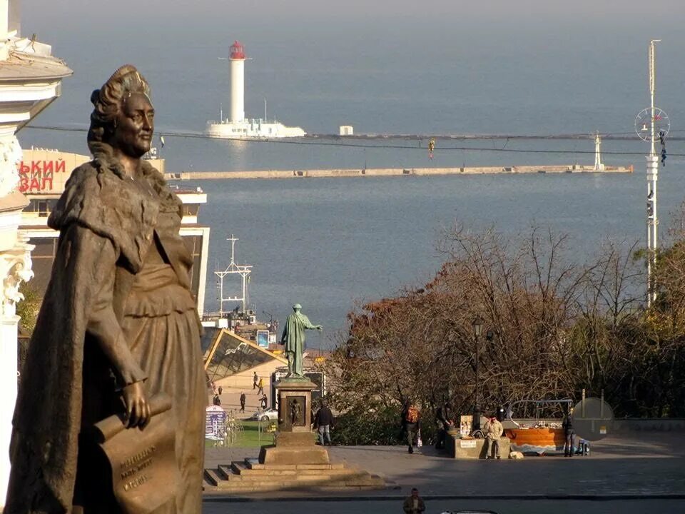 Одесские они фото слово итальянского происхождения. Одесса.памятник одесситу. Дюк Одесса морской вокзал. Морвокзал Одесса статуя. Памятник Екатерине в городе Одесса.